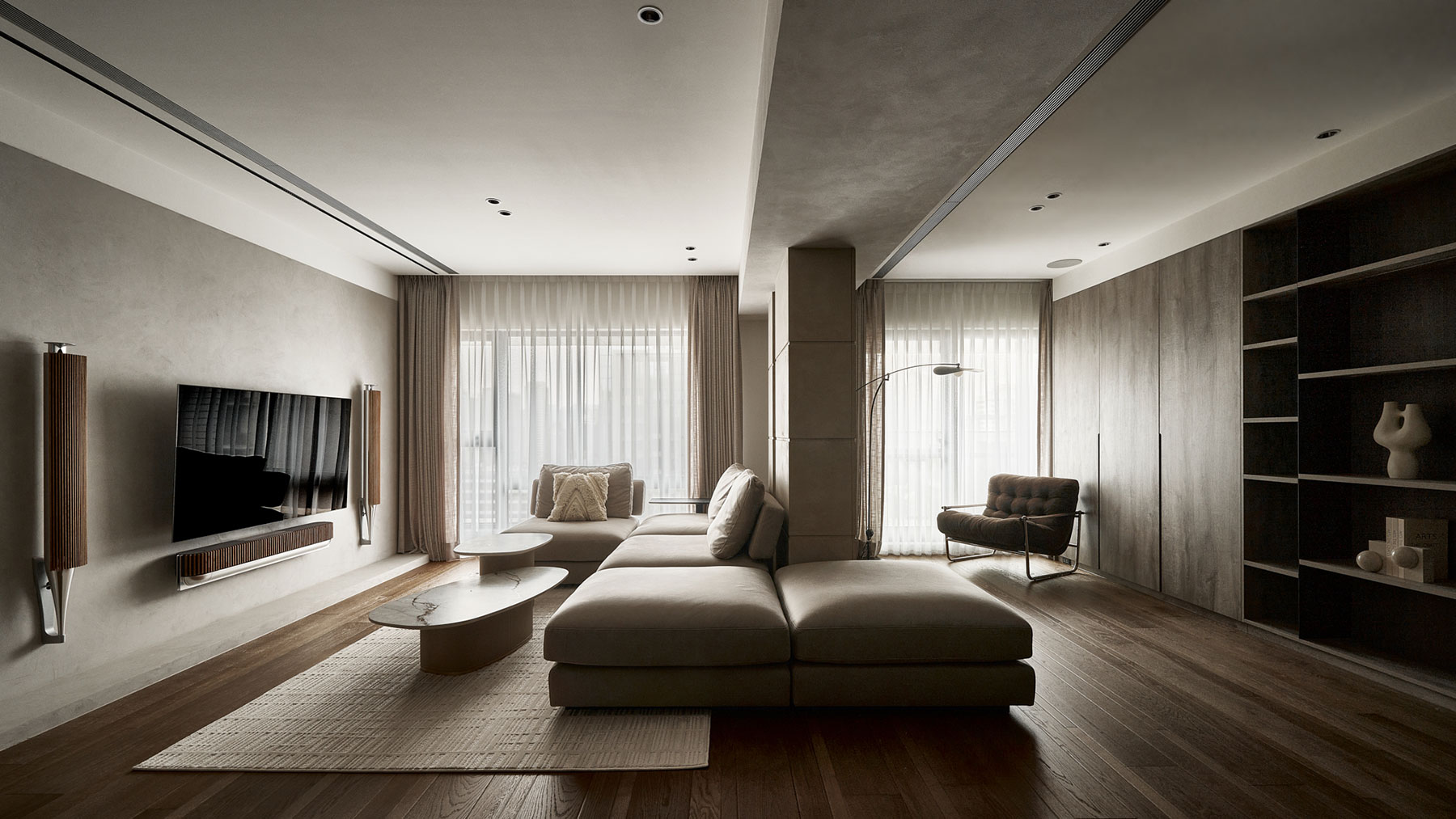 莎若設計_「專訪」柔和光跡在灰調中流轉，敘寫靜謐雅逸韻致！新莊 40 坪深色質感家邸照片1