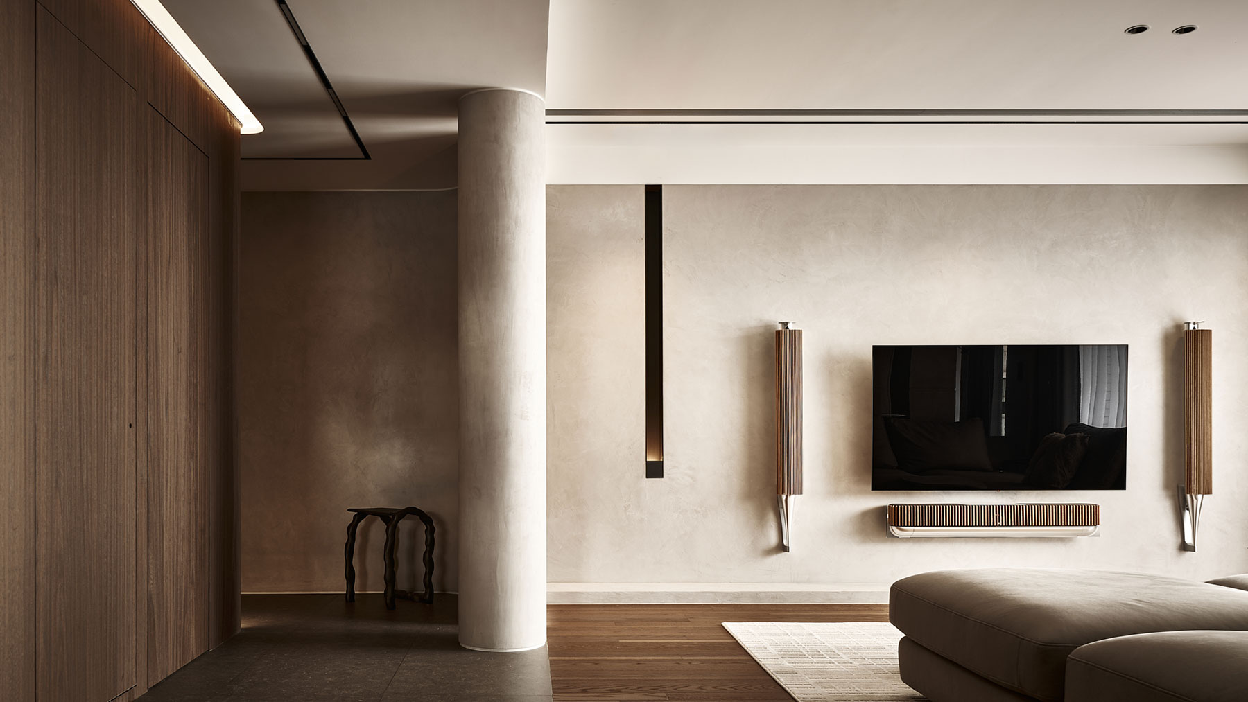 莎若設計_「專訪」柔和光跡在灰調中流轉，敘寫靜謐雅逸韻致！新莊 40 坪深色質感家邸照片3